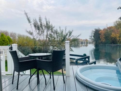 Tattershall Complejo | Lakeside Bliss with Fishing Peg and Hot Tub