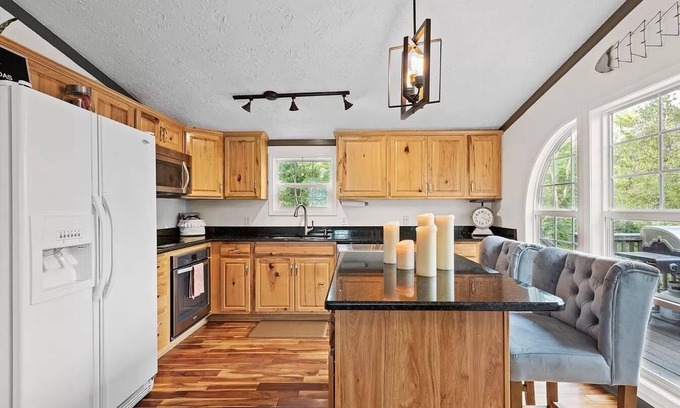 Ashland City Cabina | Lakeside Cabin Minutes From Downtown Nashville