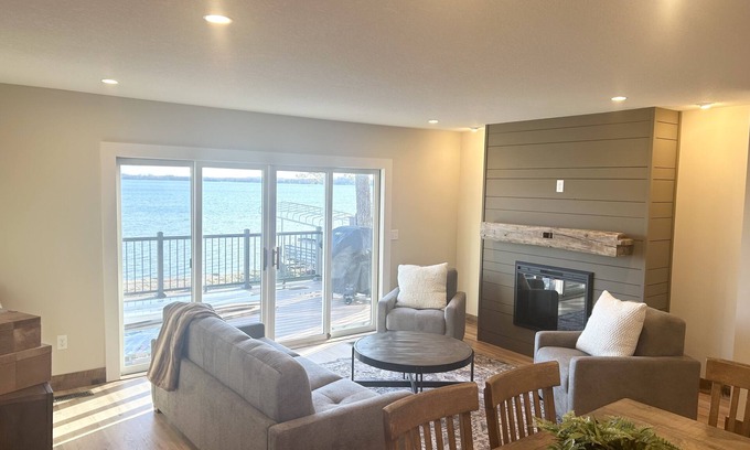 Forest Lake Cabina | LAKESIDE CABIN RETREAT on Forest Lake. The golden coast. 5 min walk downtown.