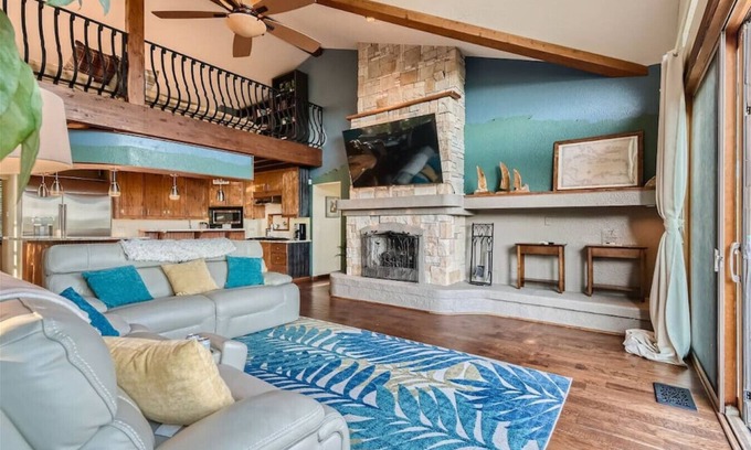 Jonestown Casa | Lakeside Cabin Spacious Patio / Treehouse Sleeps 12