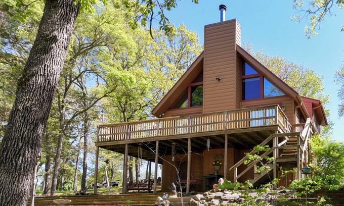 Golden Casa | Lakeside Cabin with Cozy Loft!