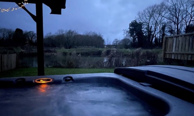 Legbourne Cabina | Lakeside Cabin with Private Hot Tub & Coarse Fishing Lake