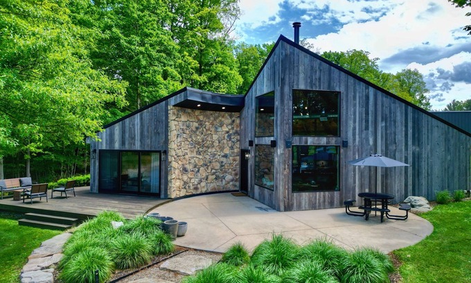 Madison Chalet De Esquí | Lakeside Chalet w/Private Deck, Wood Stove & Scenic Trails in Ohio Wine Country