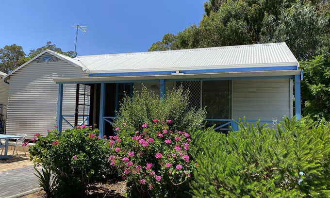 Baldivis Cabaña | Lakeside Lodge Baldivis Short Stay - White Cottage