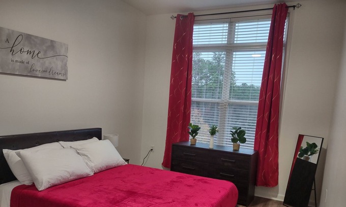 Cary Apartamento | Lakeside Comfort