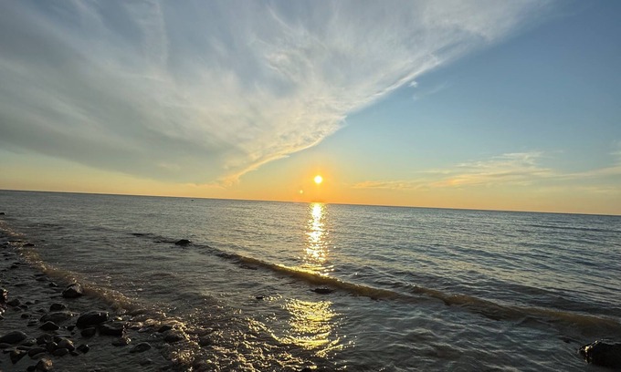 Lambton Shores Cabaña | Lakeside Cottage Retreat – Stunning Sunsets & Waterfront Fun