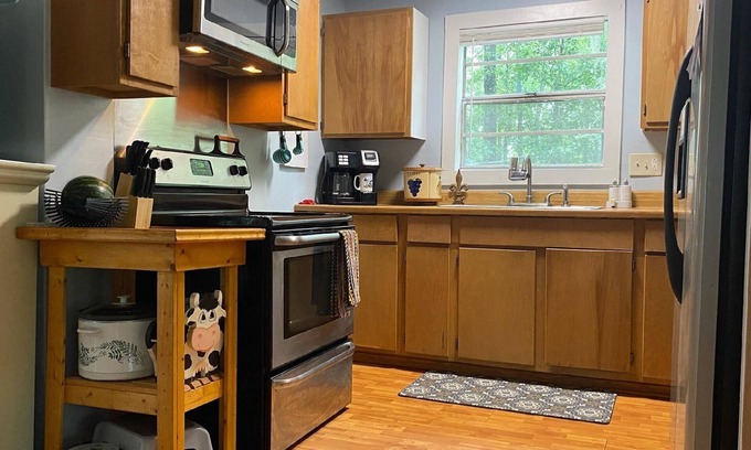 Cleveland Cabina | Lakeside Cottage in East Texas - Peaceful!