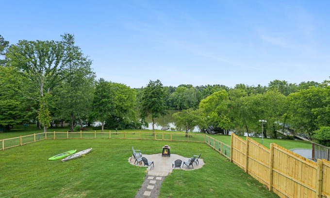 Lebanon Casa | Lakeside cottage w/ firepit, close to Nashville!