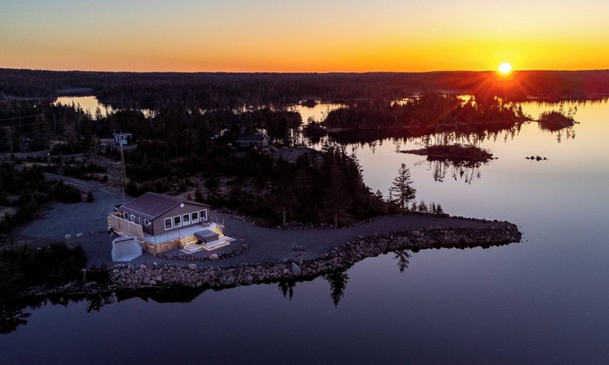 Saint Esprit Cabaña | Lakeside Country Home with Handmade Wood Furniture, Hot Tub, Kayaks, 85”TV