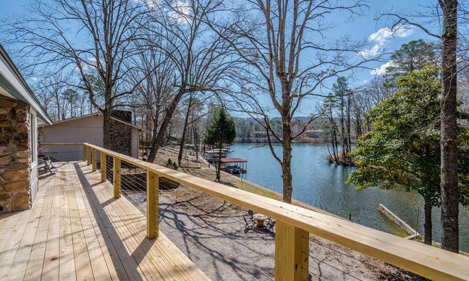 Hot Springs Village Casa | Lakeside Escape: The Papa Dog House