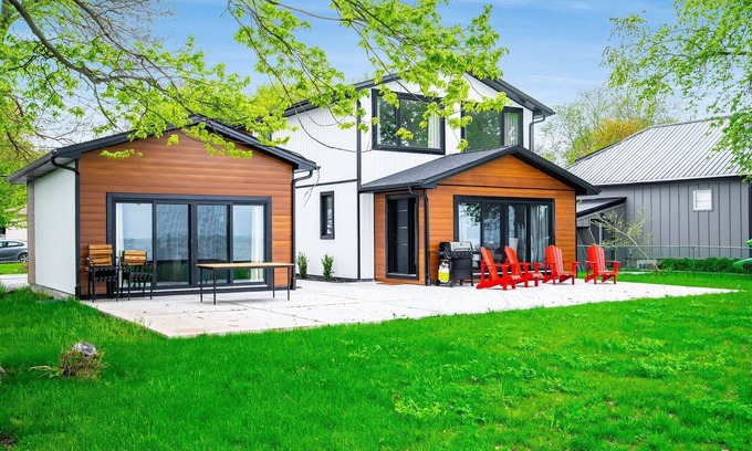 Kingsville Casa | Lakeside Escape