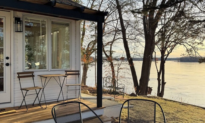Center City Cabina | Lakeside Escape: Cozy Cabin, 1 Hr from City!
