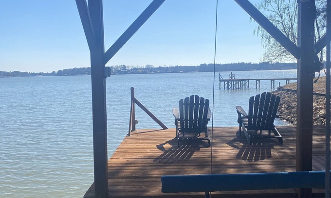 Leesburg Casa | Lakeside fishing cabin with boat lift for your boat! Year round water.