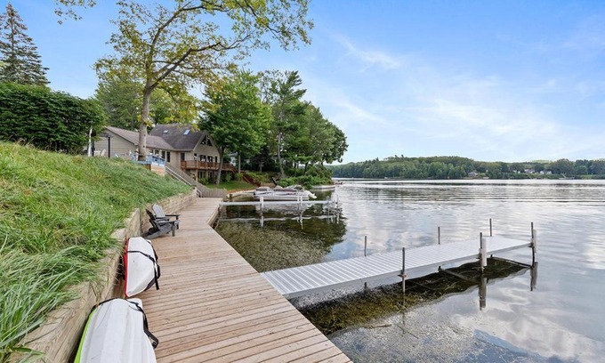 Newaygo Apartamento | Lakeside Getaway with Dock, Firepit, Grill