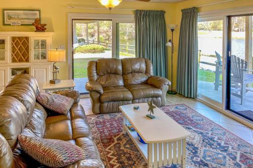 Sea Trail Apartamento | Lakeside Haven Hideaway