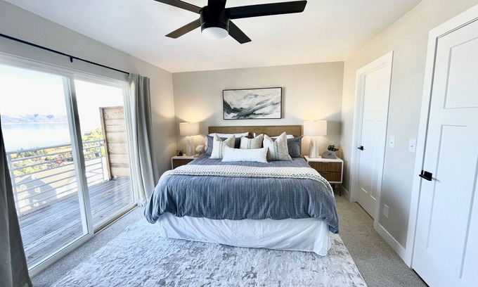 Harbor Village Condominio | Lakeside Haven