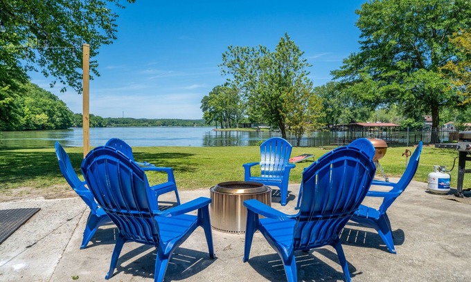 Jones Mills Casa | Lakeside Haven with Hot Tub by StayLage