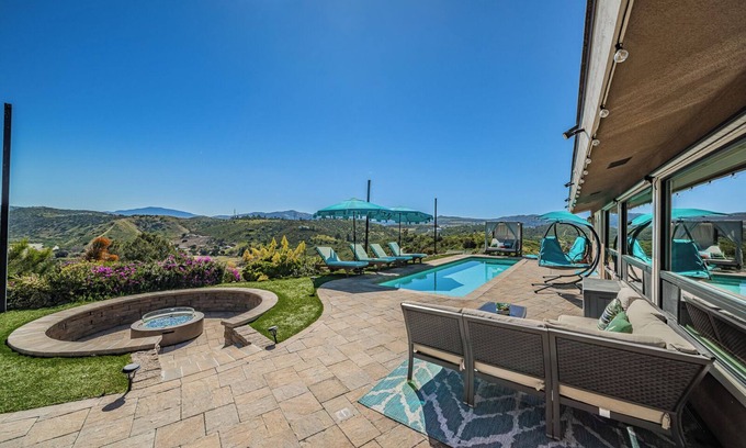 Lakeside Casa | Lakeside Hilltop Retreat