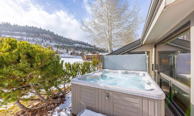 Deer Valley Condominio | Lakeside in Deer Valley | 2 Mins to Skiing | Private Hot Tub | Quiet end Unit