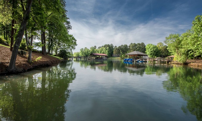Barium Springs Casa | Lakeside Landing by AvantStay | Private Dock