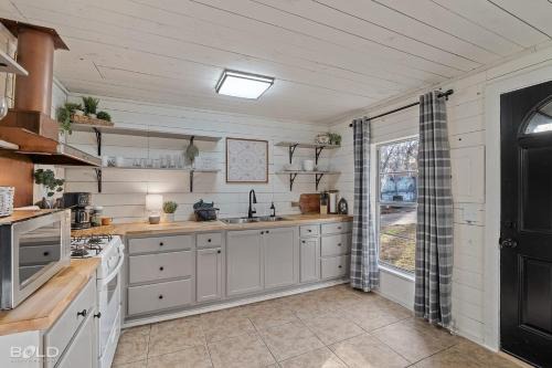 Uncertain Casa | Lakeside Landing, Waterfront, With Kayaks & Canoes