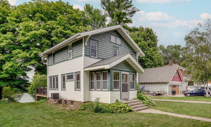 Lindstrom Casa | Lakeside Lindstrom Retreat w/ Grill & Dock Access