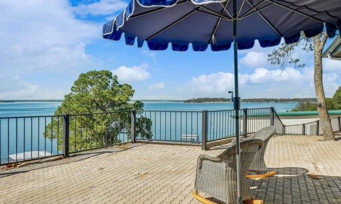 Fort Worth Casa | Lakeside Living at its Finest | Bar, Jacuzzi