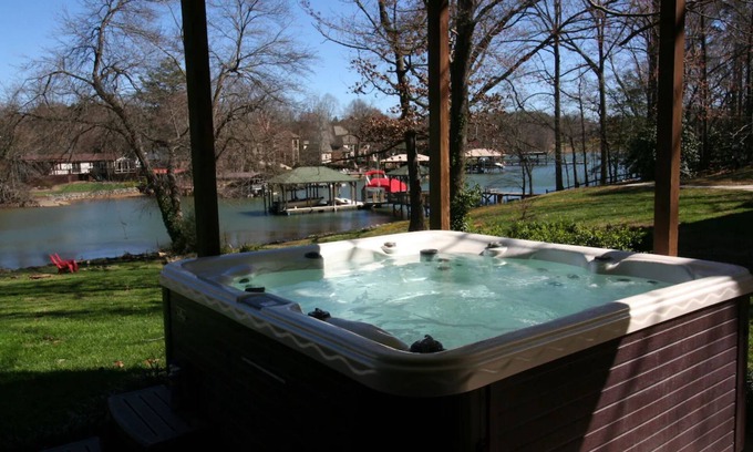 Sherrills Ford Cabina | Lakeside Lodge by AvantStay | Hot Tub + Dock