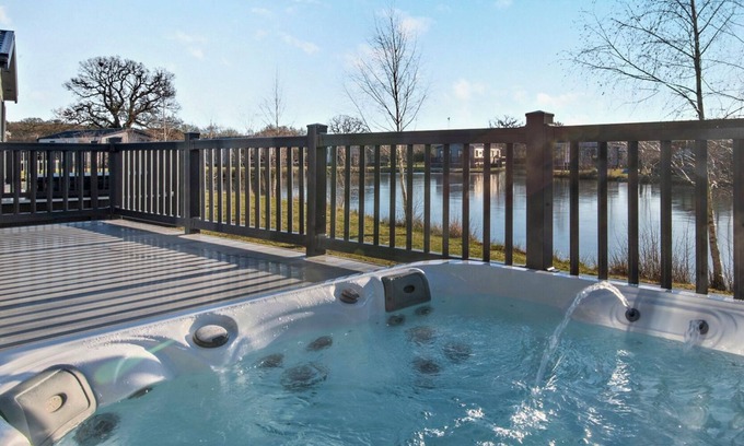 Woodhall Spa Cabina | Lakeside Lodge with hot tub