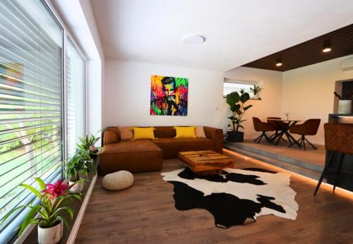 Vrbove Apartamento | Lakeside Luxury Apartment Caroline