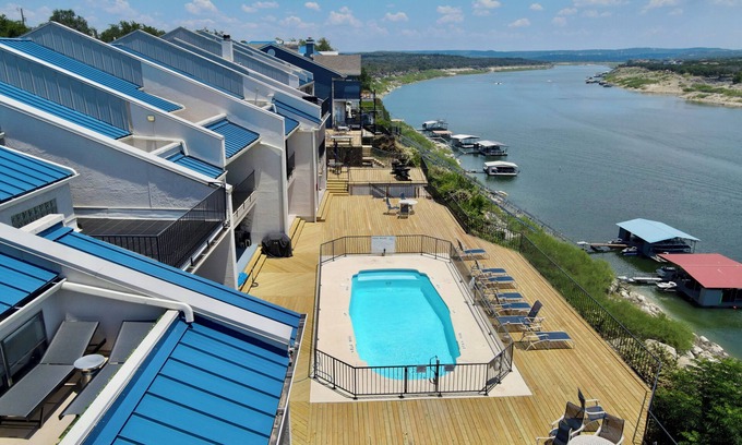 Briarcliff Condominio | Lakeside Luxury Condo w/ Wake Surf Boat, Pool, Hot Tub, 35min From Austin