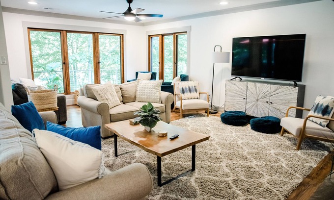 Caryville Casa | Lakeside Luxury: Spacious 6-Bdrm Lodge with Dock