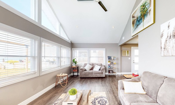 Amherstburg Cabaña | Lakeside | Modern cottage in Harrow with firepit, beach access, boat dock