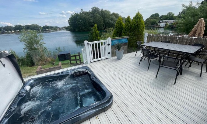 Tattershall Casa | Lakeside Retreat 1 with hot tub, private fishing peg situated at Tattershall Lakes Country Park