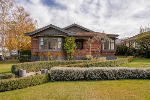 Lowburn Casa | Lakeside Retreat - Cromwell Holiday Home
