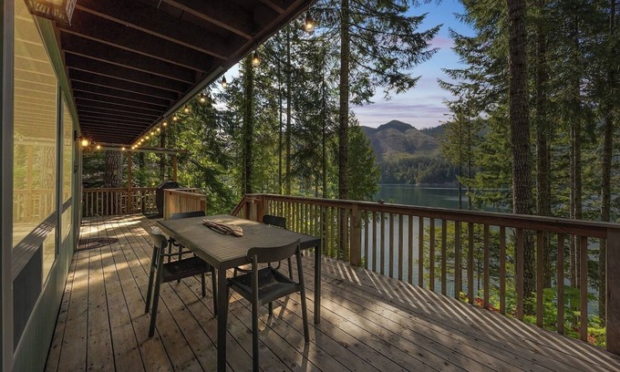 Hoodsport Cabina | Lakeside Retreat – Waterfront Cabin with Dock, Sauna on Lake Cushman