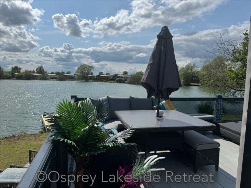 Tattershall Casa | Lakeside Retreat with hot tub and fishing peg on Osprey Rise at Tattershall Lakes Country Park