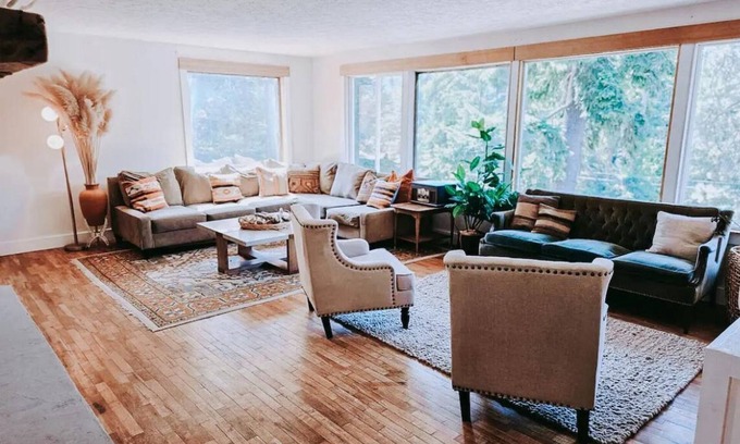 Sagle Casa | Lakeside Retreat With Hot Tub, Amazing Views, And An Animal Sanctuary!