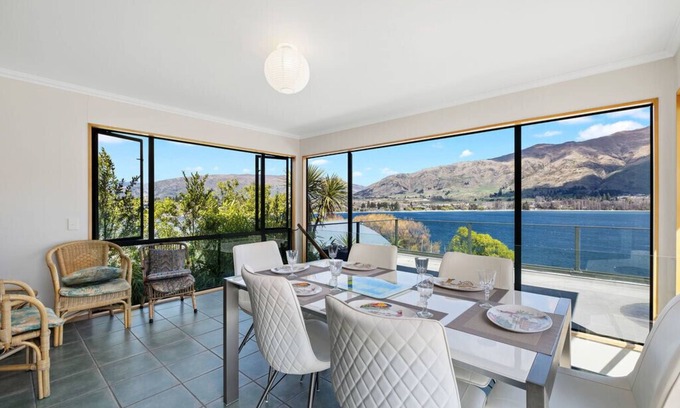 Wanaka Cabaña | Lakeside Serenity - Wanaka Holiday Home