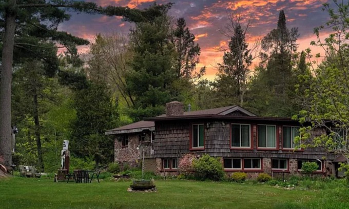 Bloomer Cabina | Lakeside Serenity: Your Perfect Northwoods Exhale