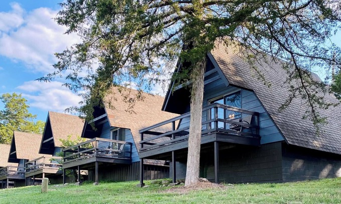 Branson Cabina | Lakeside Studio A-Frame Cabin | Calm Waters Resort | Boat Slips & Rentals | FREE Kayaks & Paddleboards | Guided Fishing & Lake Tours!