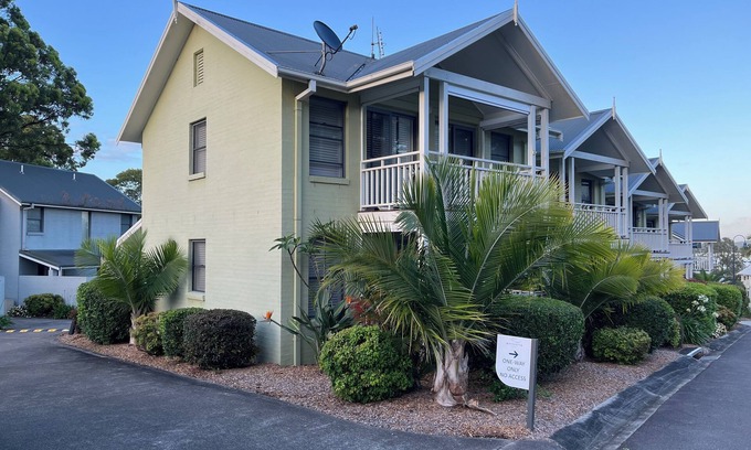 Cams Wharf Casa | Lakeside Terrace Plus Raffertys Resort a Four Star Apt.