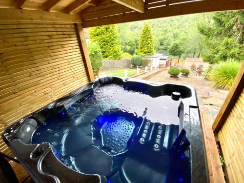 Abertillery Casa | Lakeside View With Hot Tub