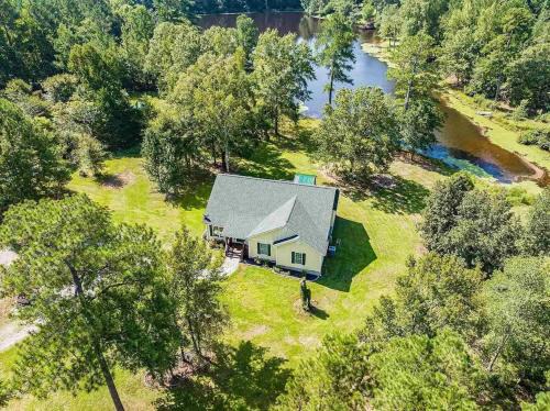 Harlem Casa | Lakeside Villa Retreat 5-Bedroom Oasis with 6 TVs 3-Acres of Waterfront Fishing & Canoe Adventures
