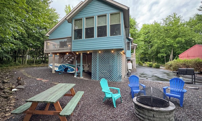 Hamlin Casa | Lakeside Winter Poconos Retreat - 3 BR, Water Views, & Winter Activities
