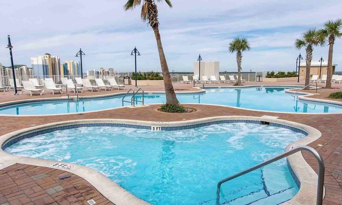 Panama City Beach Condominio | Laketown Wharf Resort by Southern Vacation Rentals
