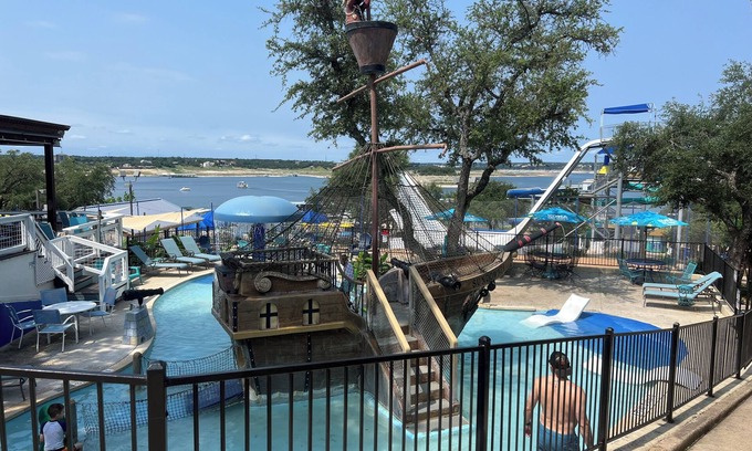 Volente Cabina | NUEVO LakeTravis 2BR Bungalow 8: parque acuático gratuito, a pie de restaurantes, puerto deportivo, lago y