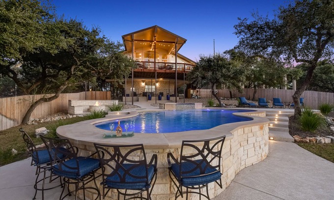 Highland Lake Estates Casa | Lago Travis Waterfront; Muelle para embarcaciones, aguas profundas, TV de 75 pulgadas, mesa de billar, parrilla