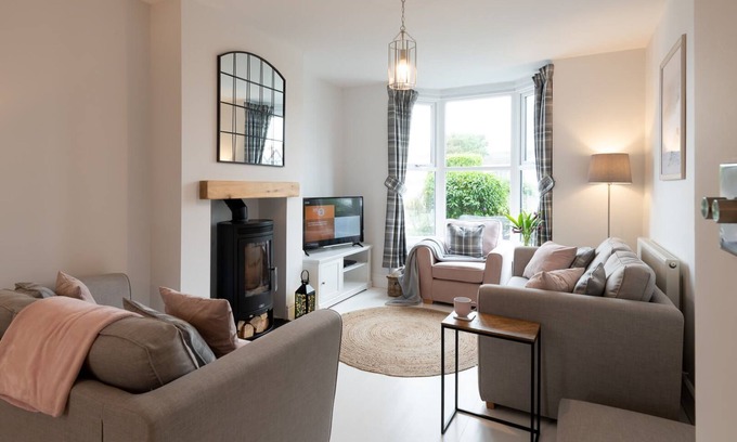 Rhosneigr Casa | Lakeview - A stylish holiday home for 7 guests in Rhosneigr