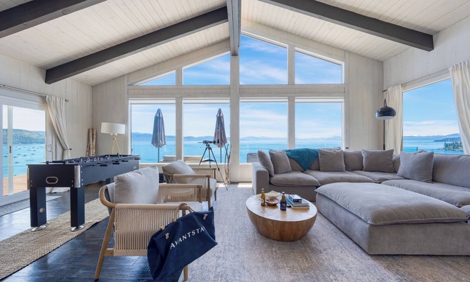 Tahoe Vista Cabina | La mejor vista en Lake Tahoe! Impresionante cabina moderna en Tahoe Vista ❤ por AvantStay